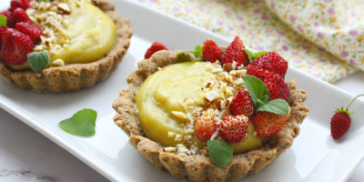 Crostatine con crema pasticcera e fragoline di bosco (senza glutine, vegan)