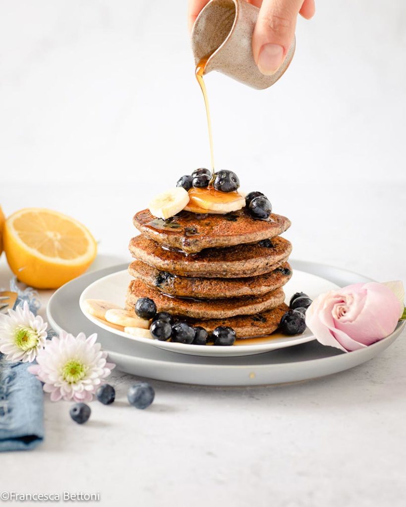 Pancakes banana e mirtilli vegan senza glutine