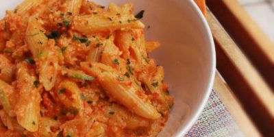 Penne zucchine e crema di peperoni