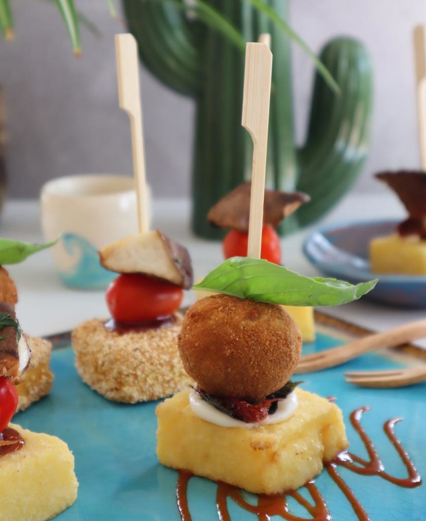 Pinchos vegan (spiedini) con polpetta di funghi cardoncello, polenta fritta e maionese vegana