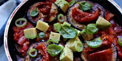 Shakshuka con melanzane: eccellenti pomodori in padella