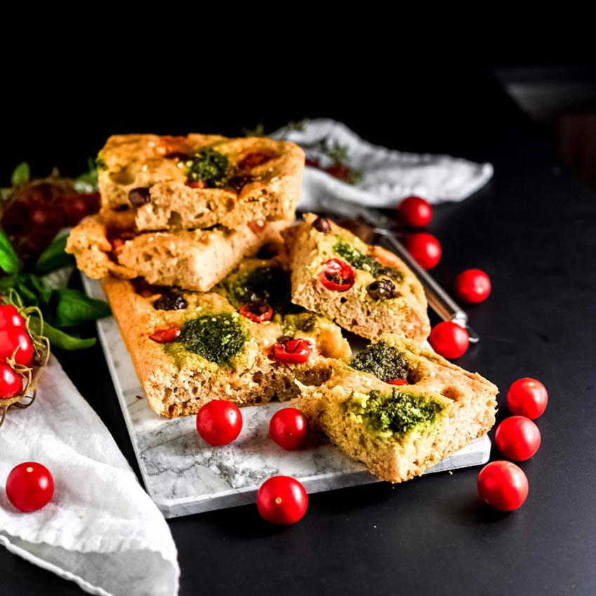 Focaccia pesto, pomodorini e olive