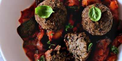 Polpette di lenticchie con sugo di verdure arrosto