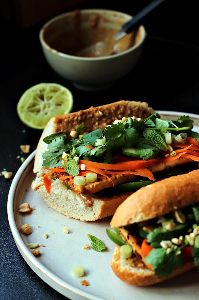 Baguette vietnamita bahn mi con tofu e arachidi