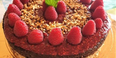 Cheesecake al cacao e nocciole con composta di lamponi ai semi di chia