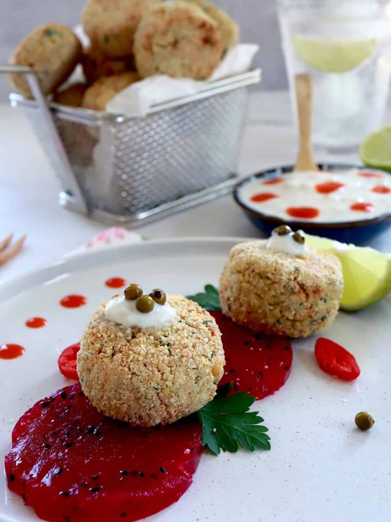 Falafel con salsa allo yogurt vegetale