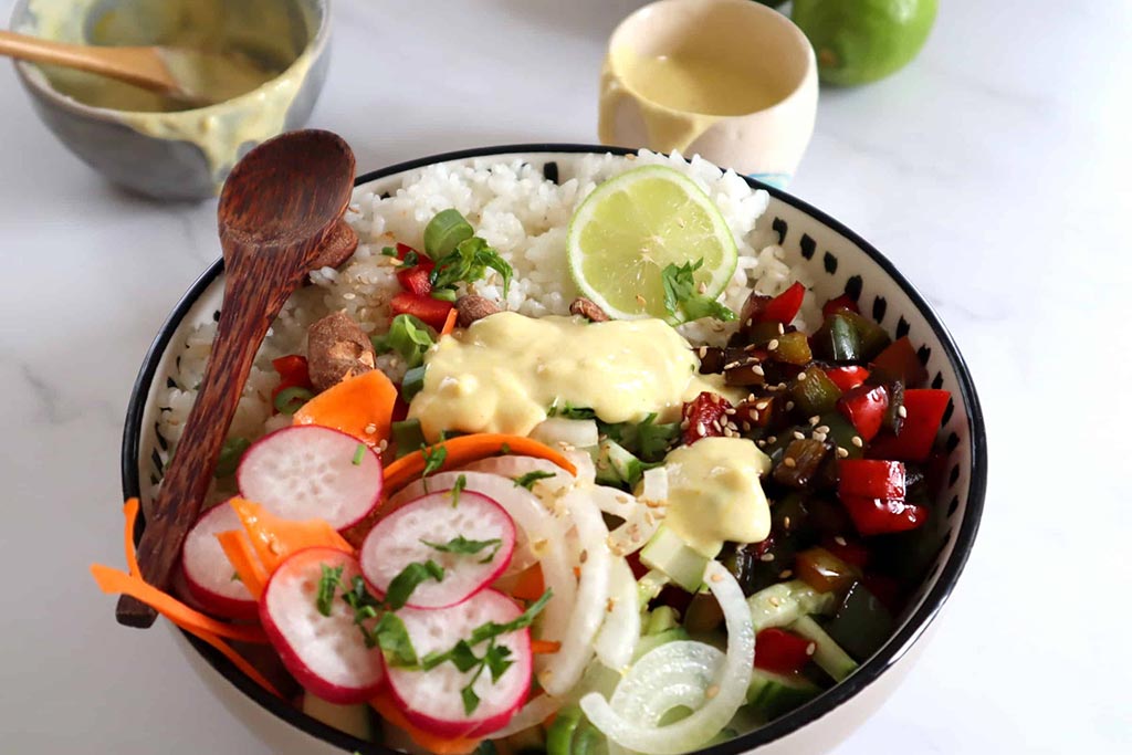 Poke bowl salutare con riso basmati, verdure e salsa allo yogurt