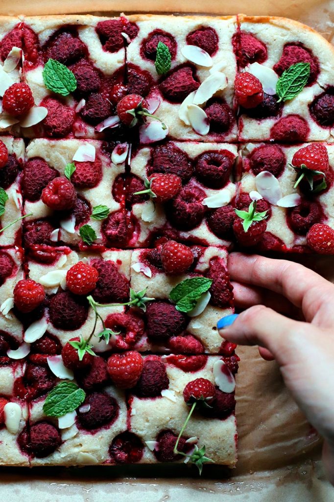 Blondie con cocco e lamponi