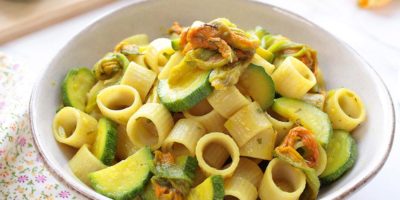 Pasta con zucchine, curcuma e fiori di zucca