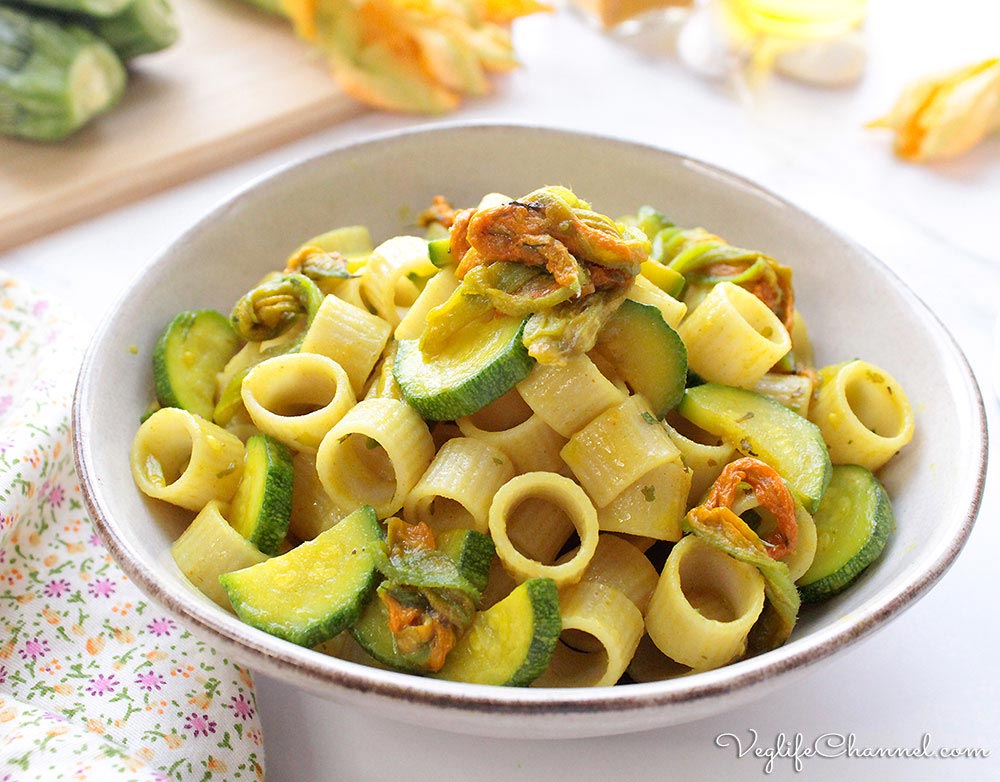 Pasta con zucchine, curcuma e fiori di zucca