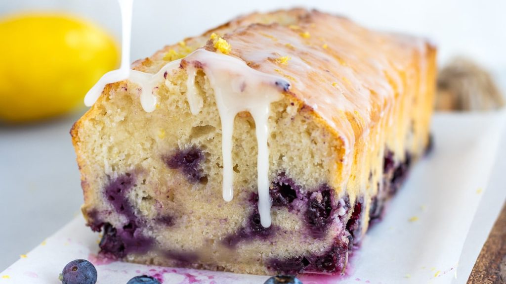 Plumcake ai mirtilli con glassa al limone