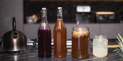 Kombucha: cos’è, benefici e ricetta per preparare in casa il tè fermentato