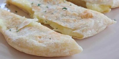 Pane in padella ripieno di formaggio vegetale