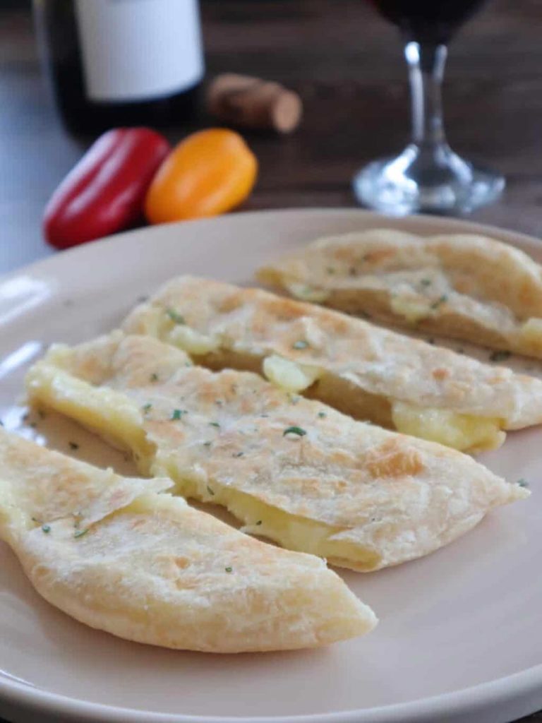 Pane in padella ripieno di formaggio vegetale