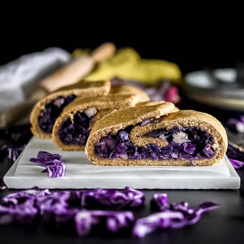 Strudel salato con cavolo cappuccio viola