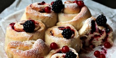 Torta di rose con frutti di bosco