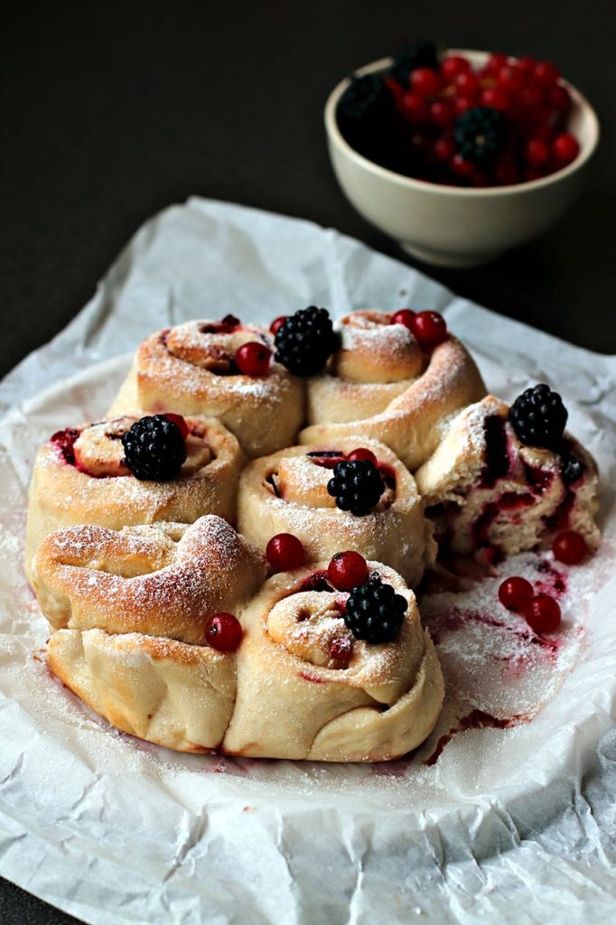 Torta di rose con frutti di bosco