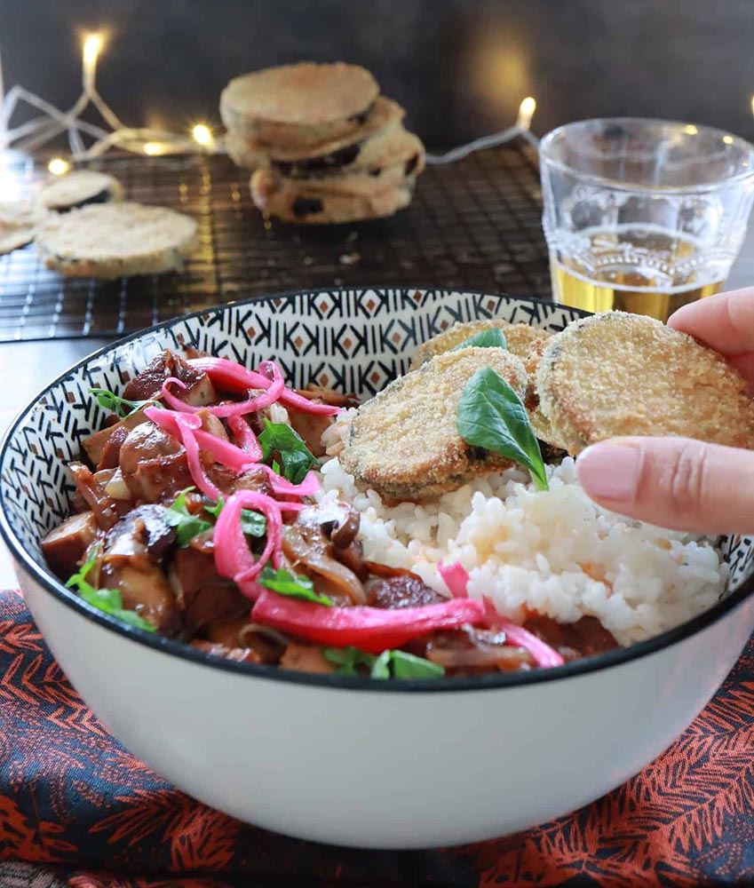 Budda bowl con riso basmati, “cotolette” di melanzane, funghi e tofu affumicato