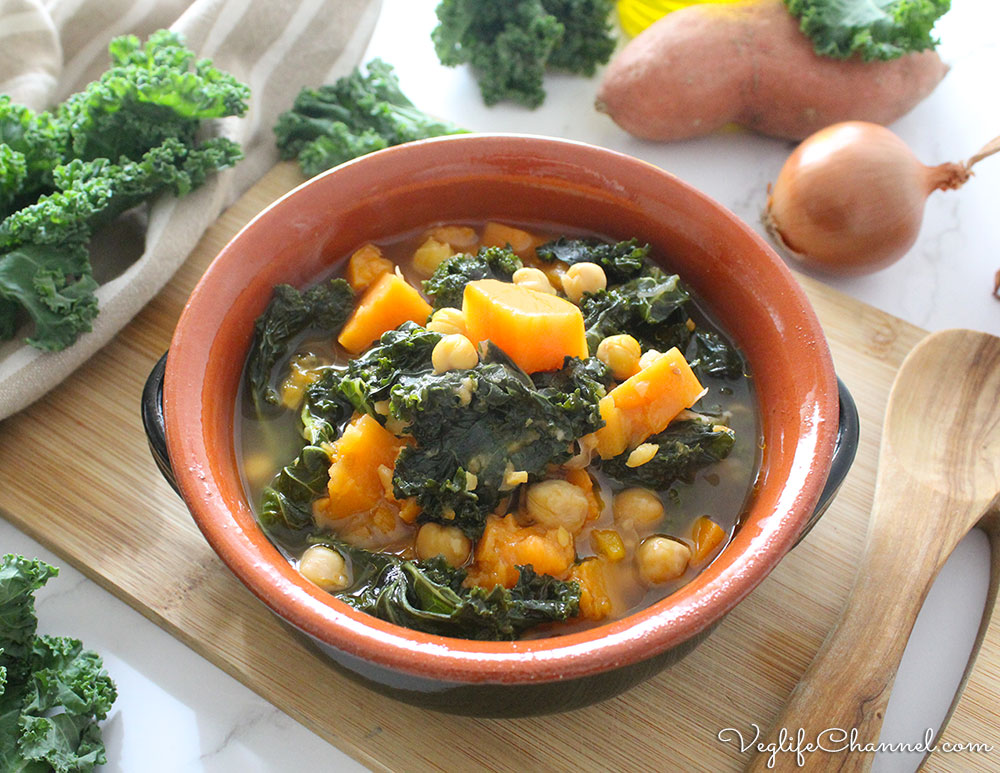 Zuppa di cavolo nero, patate dolci e ceci (vegan senza glutine)