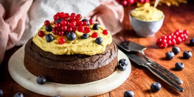 Torta al cacao con crema allo zafferano