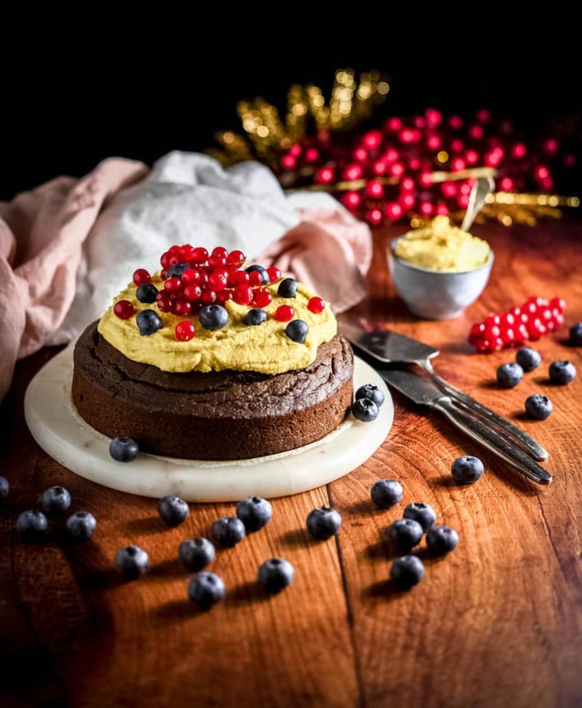 Torta al cacao con crema allo zafferano