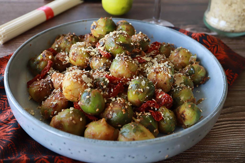 Cavoletti di Bruxelles con miso, pomodori secchi, sesamo e granola di anacardi