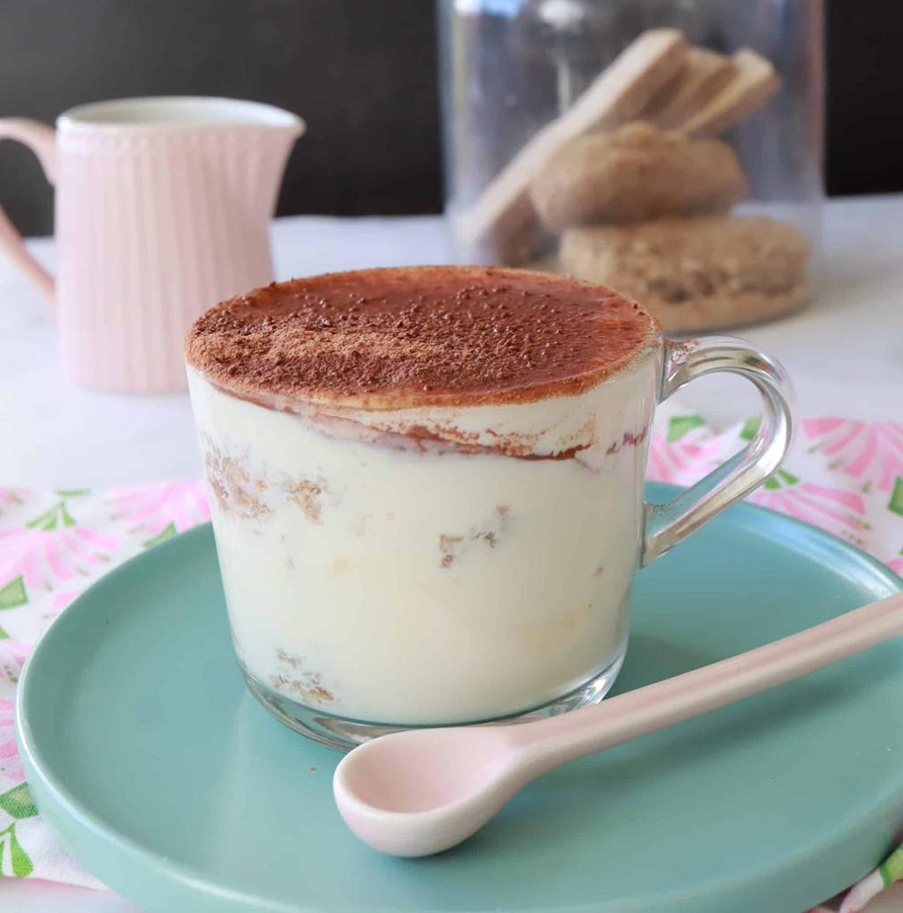 Dolce tipo tiramisù, con yogurt e biscotti Weetabix