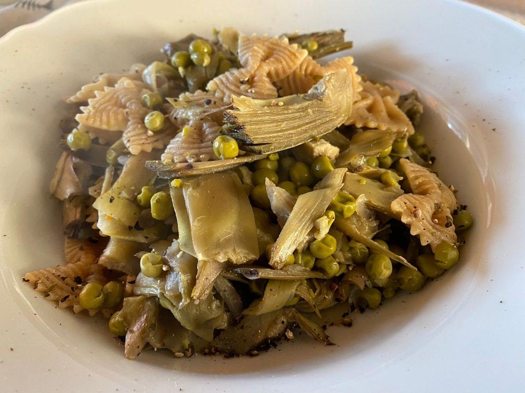 Farfalle con piselli e carciofi