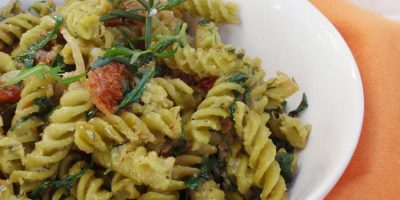 Fusilli di legumi con pomodori secchi ed erbe aromatiche