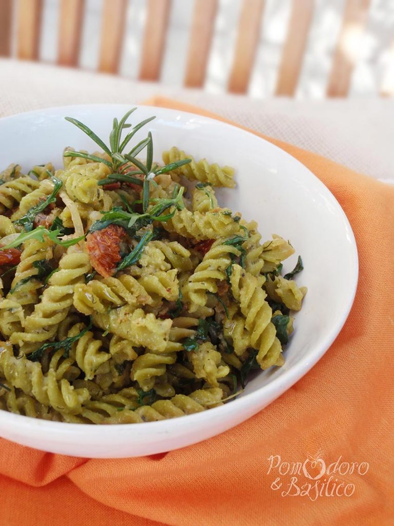 Fusilli di legumi con pomodori secchi ed erbe aromatiche