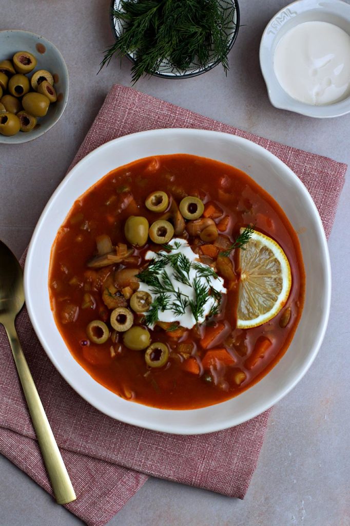 Solyanka ucraina con funghi e legumi