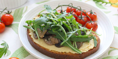 Toast con hummus, funghi e rucola (vegan senza glutine)