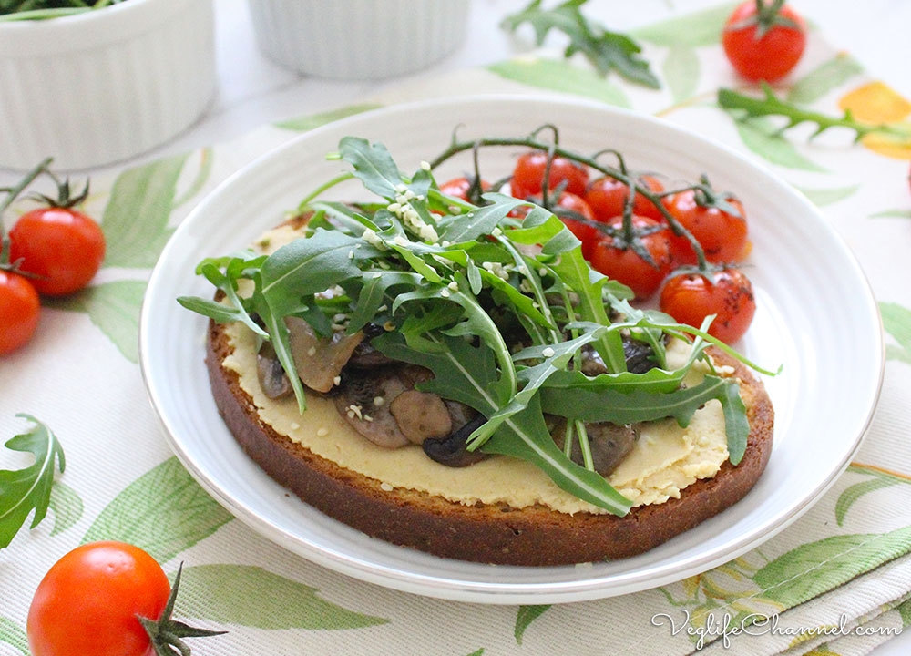 Toast con hummus, funghi e rucola (vegan senza glutine)