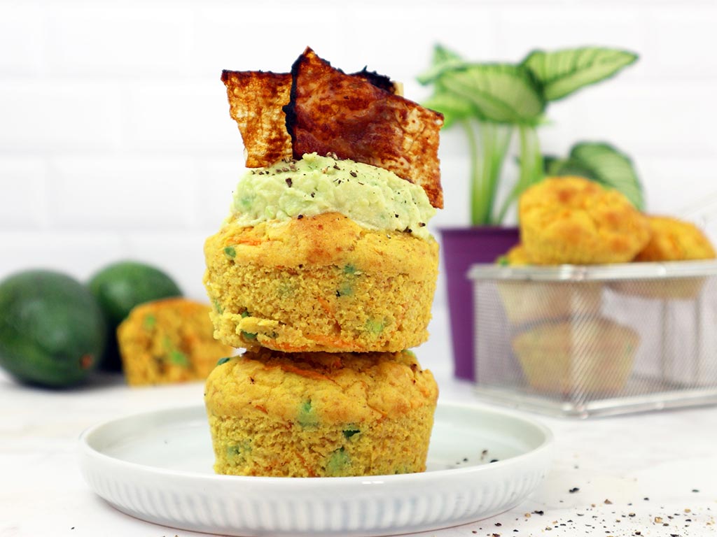 Muffin salati vegani con crema di avocado e “bacon”