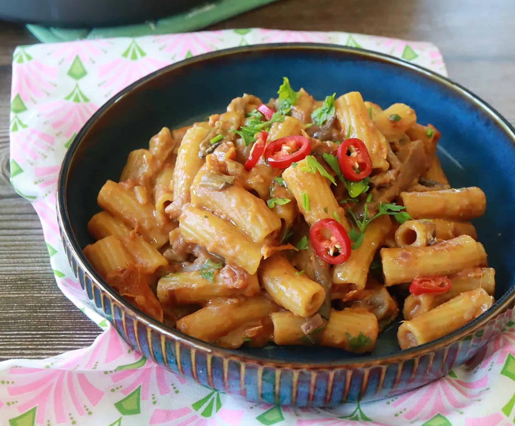 One pot pasta con funghi, pomodori secchi e hummus