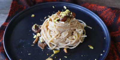 Spaghetti di kamut con crema di cavolfiore, funghi e pistacchi