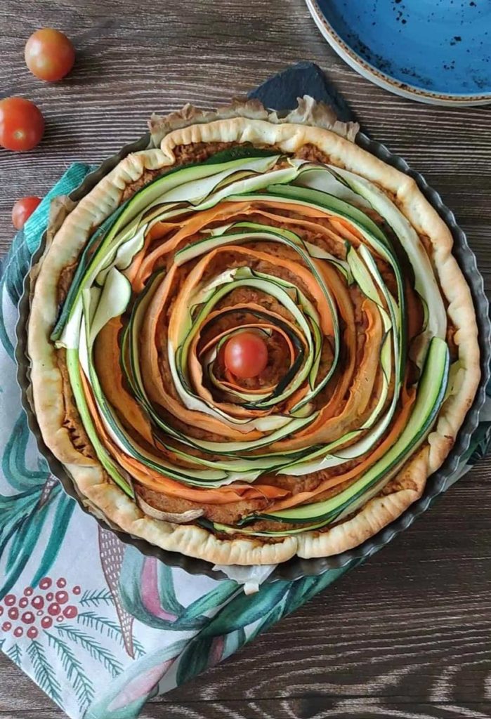 Torta rustica di Pasqua, con farcia di piselli e pomodori secchi, decorato con zucchina e carota