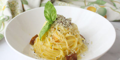 Spaghetti con datterini gialli e tofu affumicato (vegan, senza glutine)