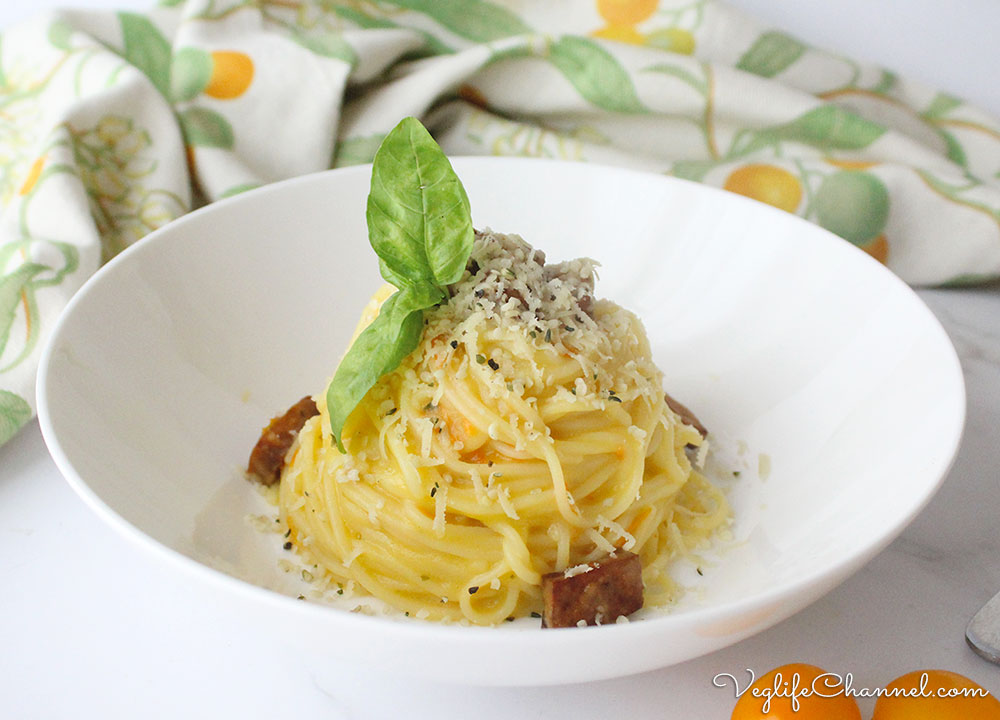 Spaghetti con datterini gialli e tofu affumicato (vegan, senza glutine)