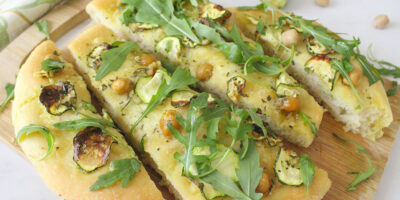 Focaccia soffice con zucchine, ceci e rucola (vegan, senza forno)