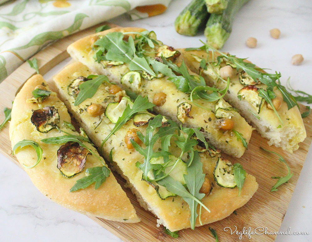 Focaccia soffice con zucchine, ceci e rucola (vegan, senza forno)