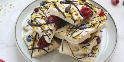 Frozen yogurt bark ai frutti di bosco (Vegan, senza latte, senza glutine)