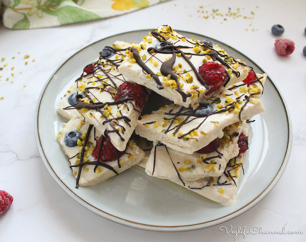 Frozen yogurt bark ai frutti di bosco (Vegan, senza latte, senza glutine)