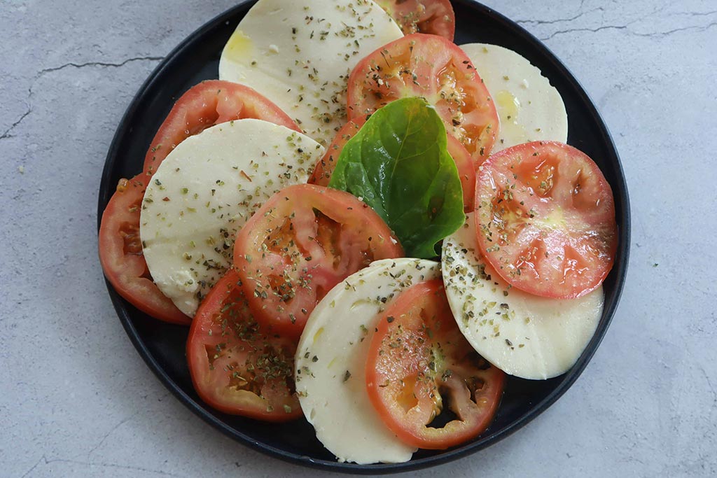 Insalata caprese con mozzarella vegana autoprodotta