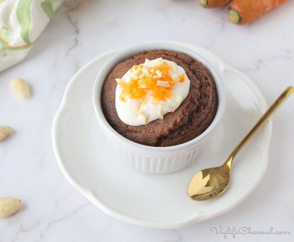 Tortino di carote e mandorle in tazza (vegan, senza glutine)