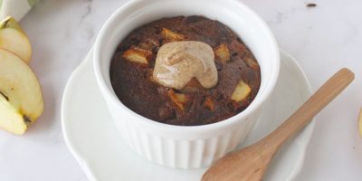Tortino di mela e cannella in tazza (vegan, senza glutine)