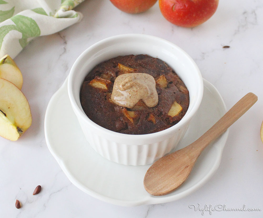 Tortino di mela e cannella in tazza (vegan, senza glutine)