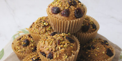 Muffins di avena con pistacchi e mirtilli rossi (vegan, senza glutine)