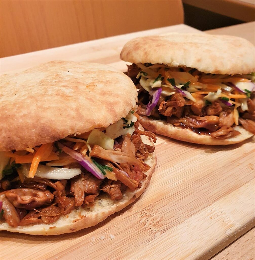 Panino con pulled jackfruit e coleslaw