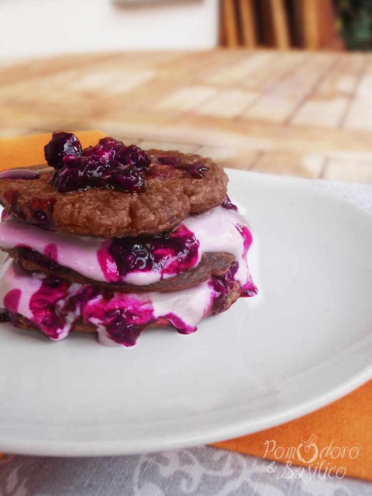 Pancake al cacao e frutti di bosco